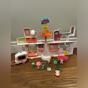 Littlest Pet Shop Rescue Tails Center Hospital Playset with Ambulance